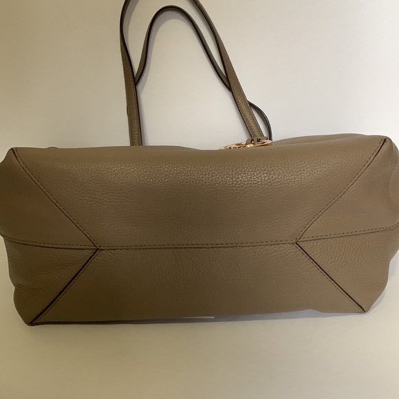 Michael Michael Kors Izzy LG EW Tote Leather in Dune - Picture 3 of 9